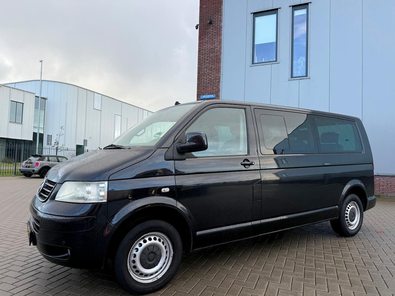 Volkswagen Transporter Kombi - 2.5 TDI 340 Highline CARAVELLE 8 PERSOONS AUTOMAAT CLIMA LANG ZWART 2008 - AutoWereld.nl