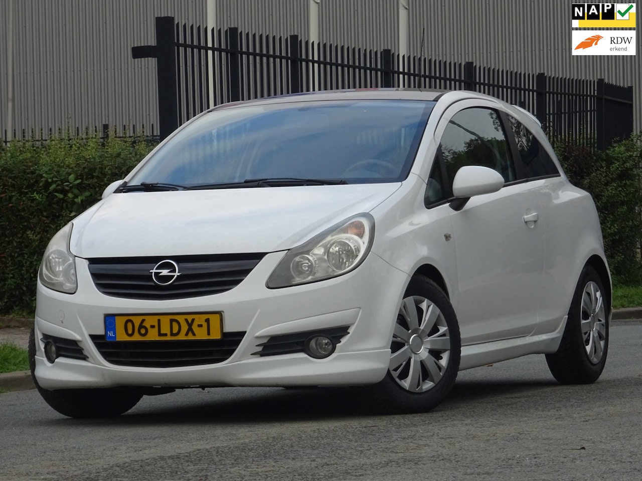 Opel Corsa - 1.4-16V Color Edition NAP/AIRCO/CRUISE/APK - AutoWereld.nl