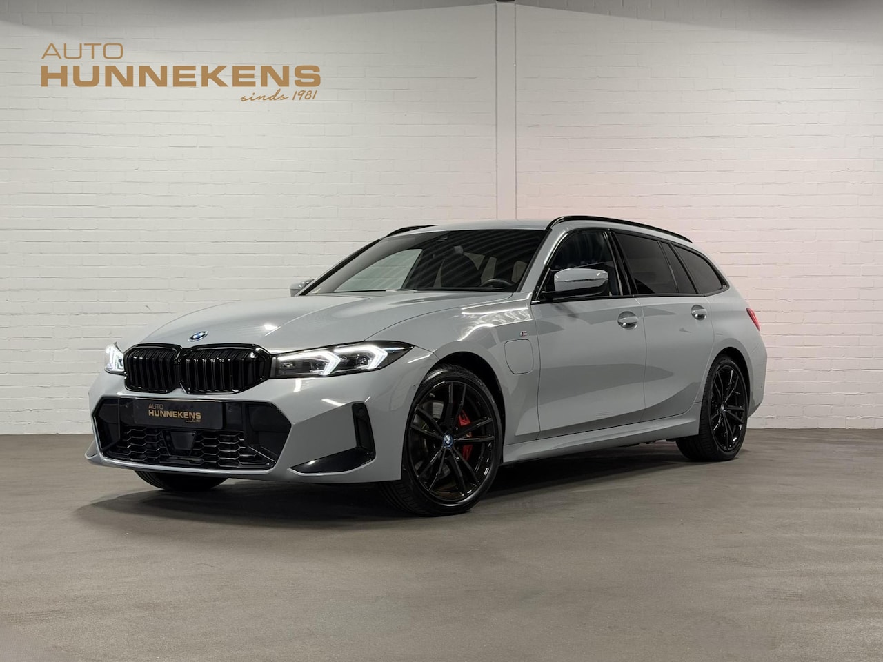 BMW 3-serie Touring - 330e M-Sportpakket | Adapt. Cruise | Stoelverwarming | Sfeerverlichting | Dodehoek | Memor - AutoWereld.nl