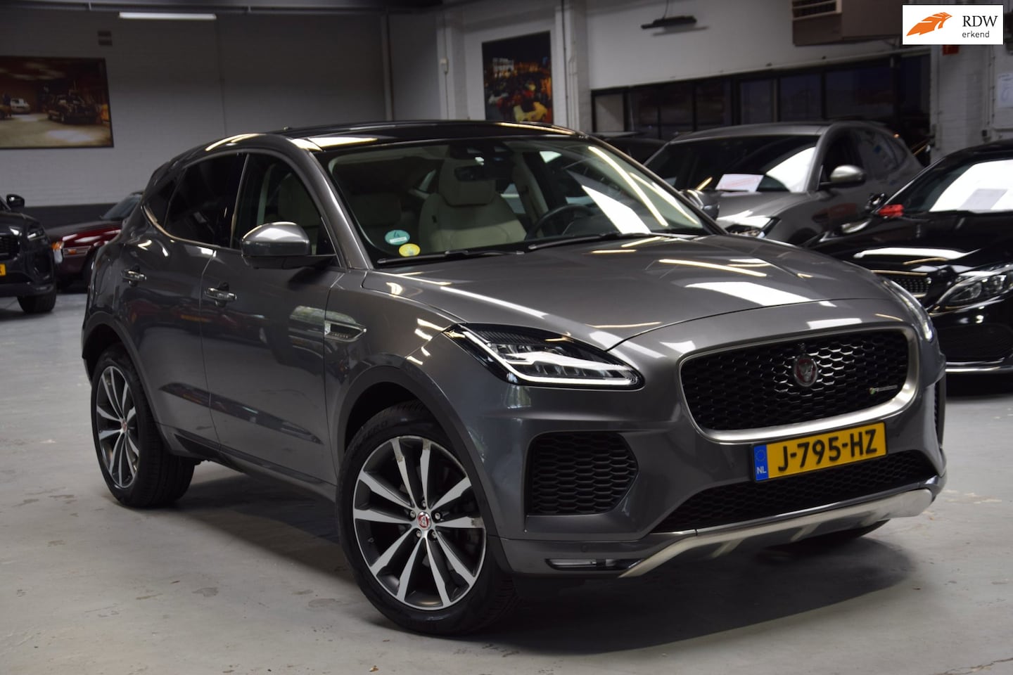 Jaguar E-Pace - 2.0 D240 AWD R-Dynamic HSE Panoramadak|Leder|ACC|Dealer Onderhouden - AutoWereld.nl