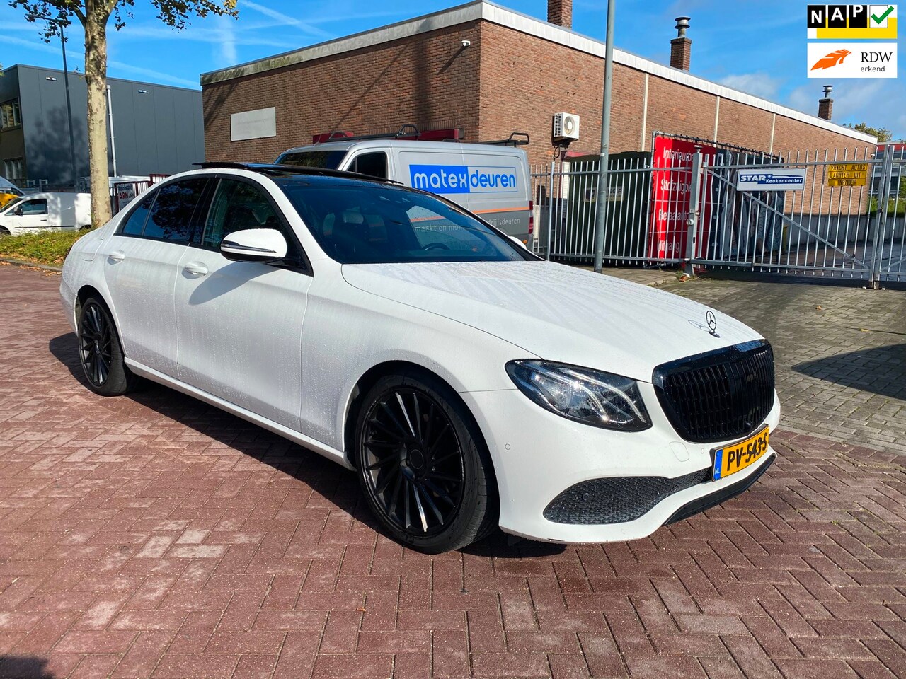 Mercedes-Benz E-klasse - 200 d Prestige / 118.598 KM NAP / Panorama dak / Grootbeeld Navigatie / Lederen Bekleding - AutoWereld.nl