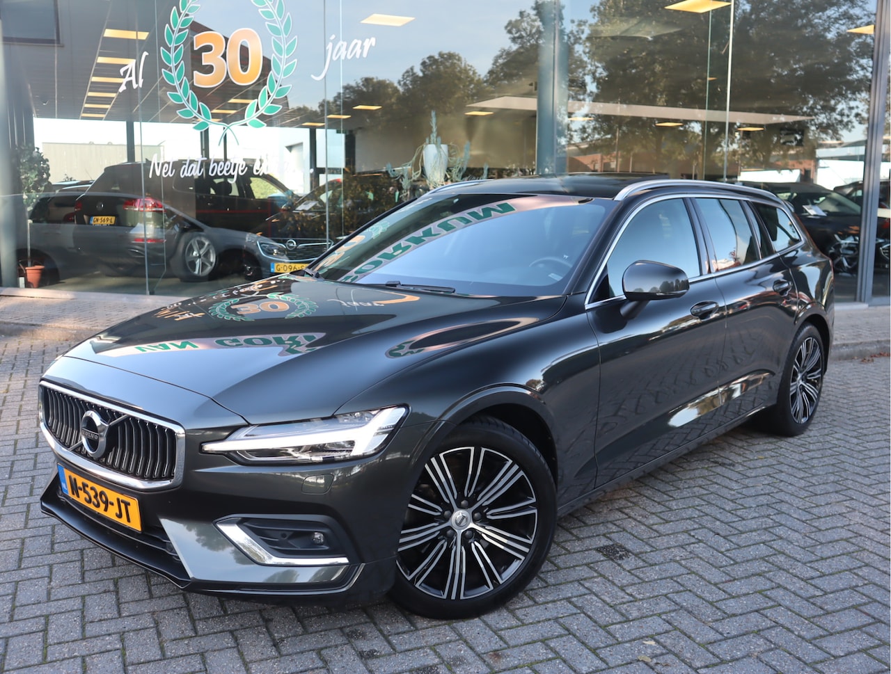 Volvo V60 - 2.0 B4 Inscription Leder, sportstoelen, panodak, trekhaak Dealeronderhouden - AutoWereld.nl