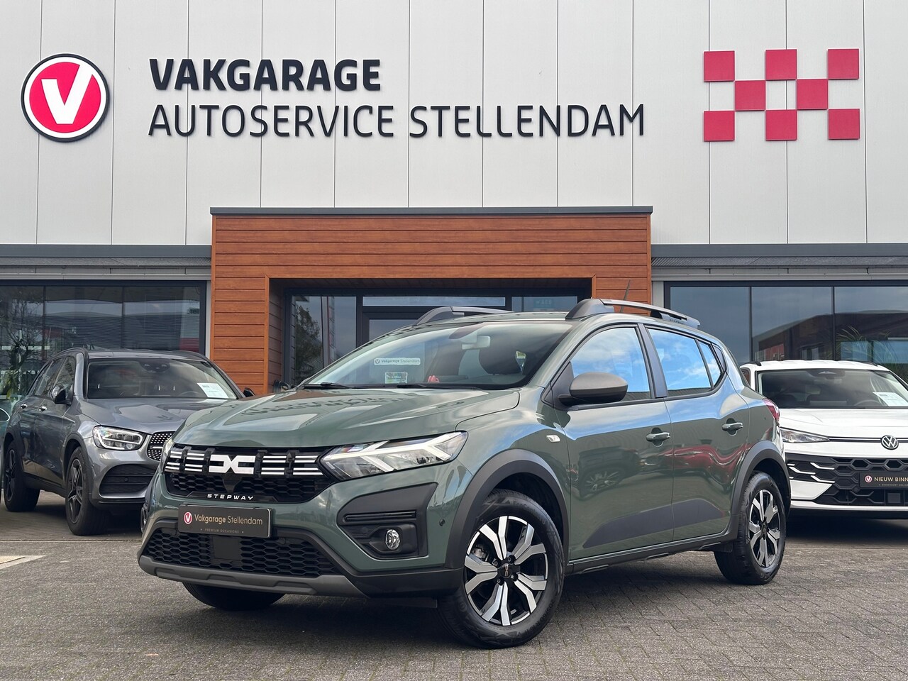 Dacia Sandero Stepway - 1.0 TCe 110 Expression|Trekhaak|Panodak|Camera|Carplay|16'' Lichtmetalen velgen - AutoWereld.nl