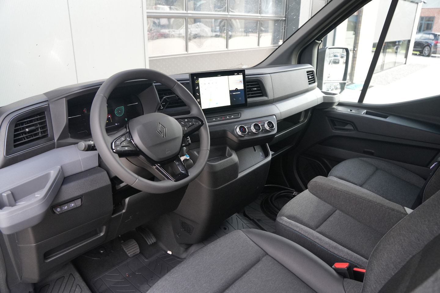 Renault Master E-Tech - T35 L2H2 Advance Long Range 87 kWh 143pk - 2x Schuifdeur - 360 parkeersensoren + Camera - - AutoWereld.nl