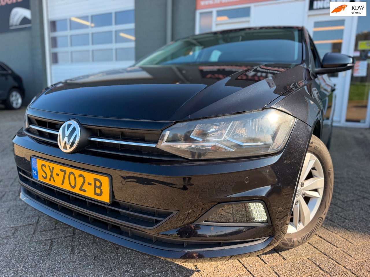 Volkswagen Polo - 1.0 TSI Comfortline 5 drs in automaat en parkeersensoren en trekhaak en navigatie en bluet - AutoWereld.nl
