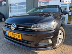 Volkswagen Polo - 1.0 TSI Comfortline 5 drs in automaat en parkeersensoren en trekhaak en navigatie en bluet