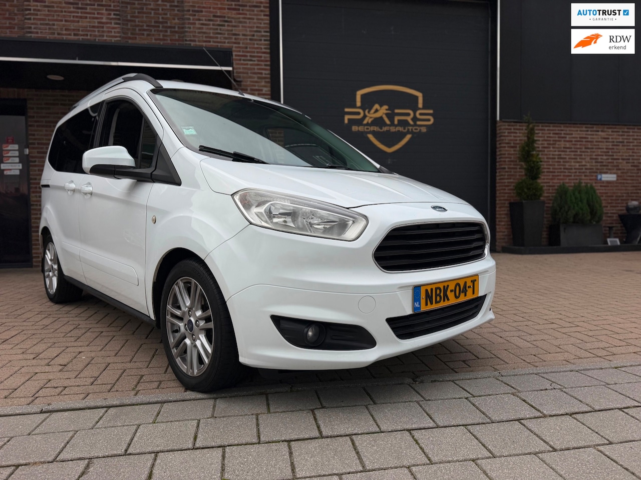Ford Tourneo Courier - 1.0 Titanium 5persoons Airco Cruise Schuideruen 2x zeer nette - AutoWereld.nl