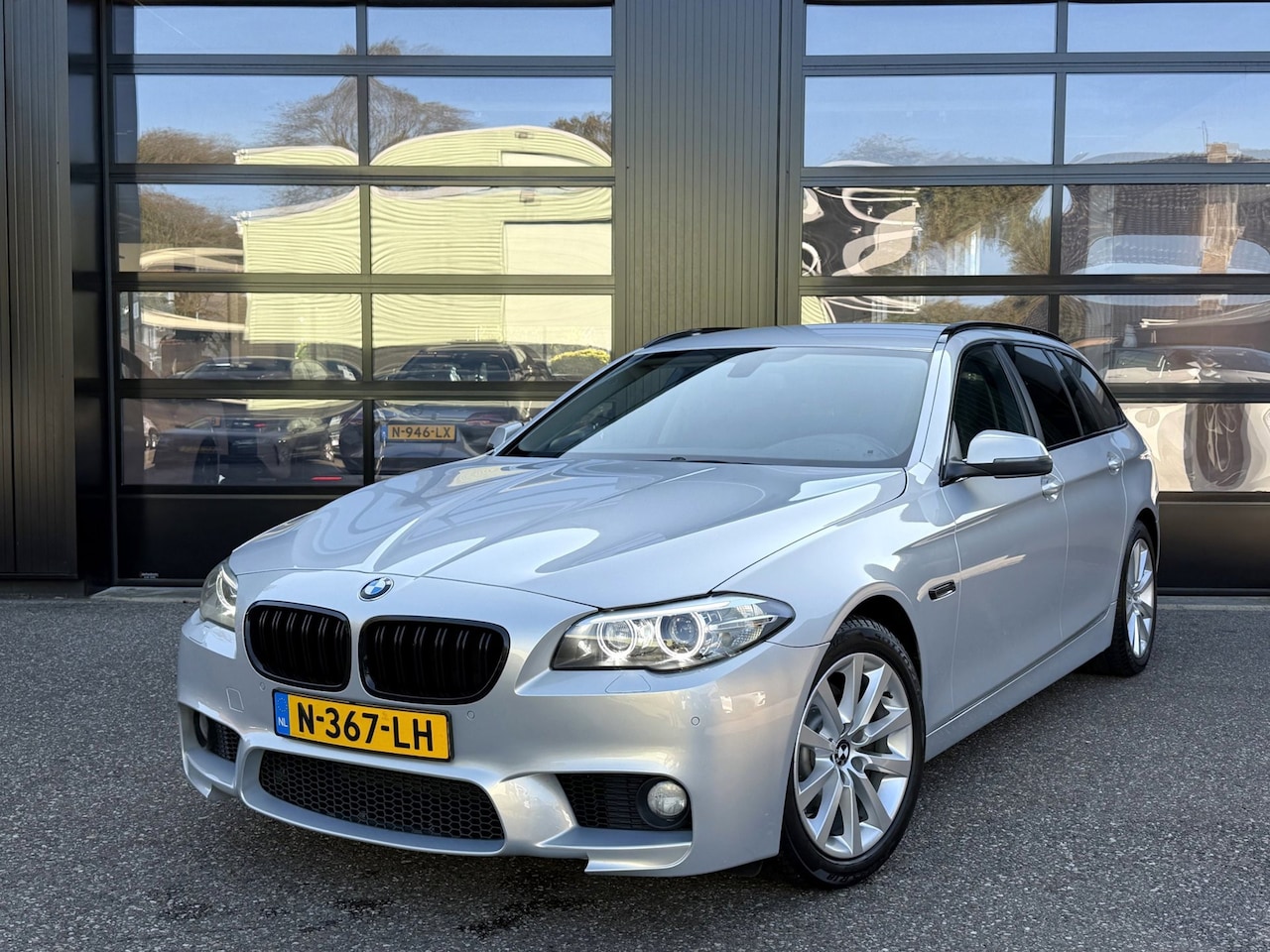 BMW 5-serie Touring - 520D Xdrive M-Sport Mondstein Metallic - AutoWereld.nl