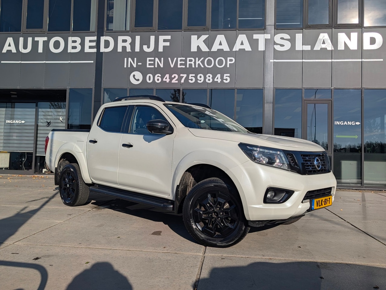 Nissan Navara - 2.3 dCi Tekna Double Cab 3500kg Trekgewicht ! 360Camera - Schuifdak - Elek stoelen - AutoWereld.nl
