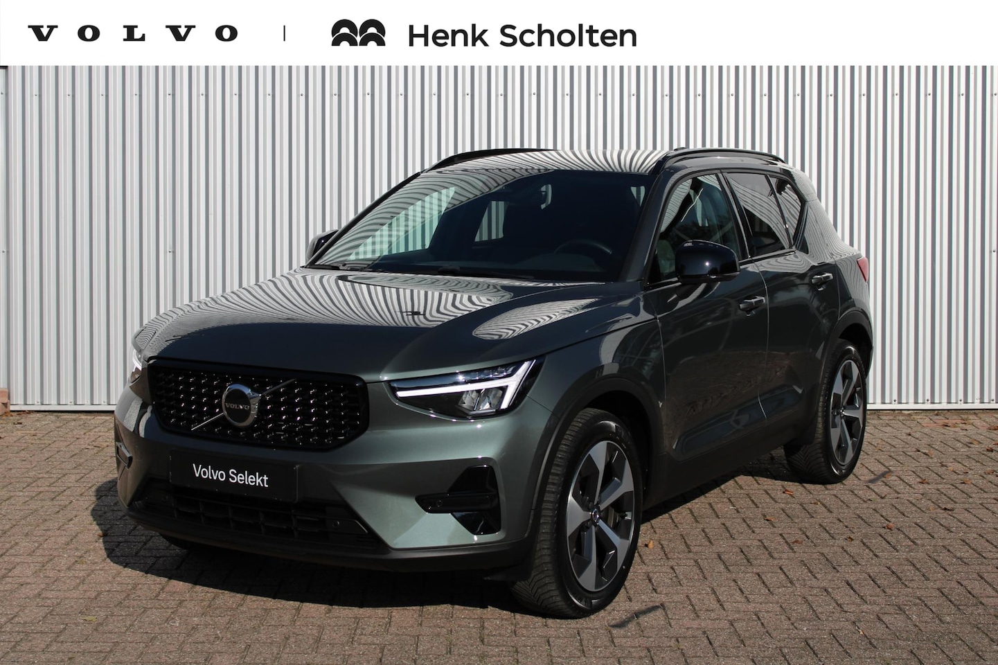 Volvo XC40 - B4 Plus Dark | parkeersensoren voor & achter | Achteruitrijcamera | Trekhaak | Verwarmbare - AutoWereld.nl