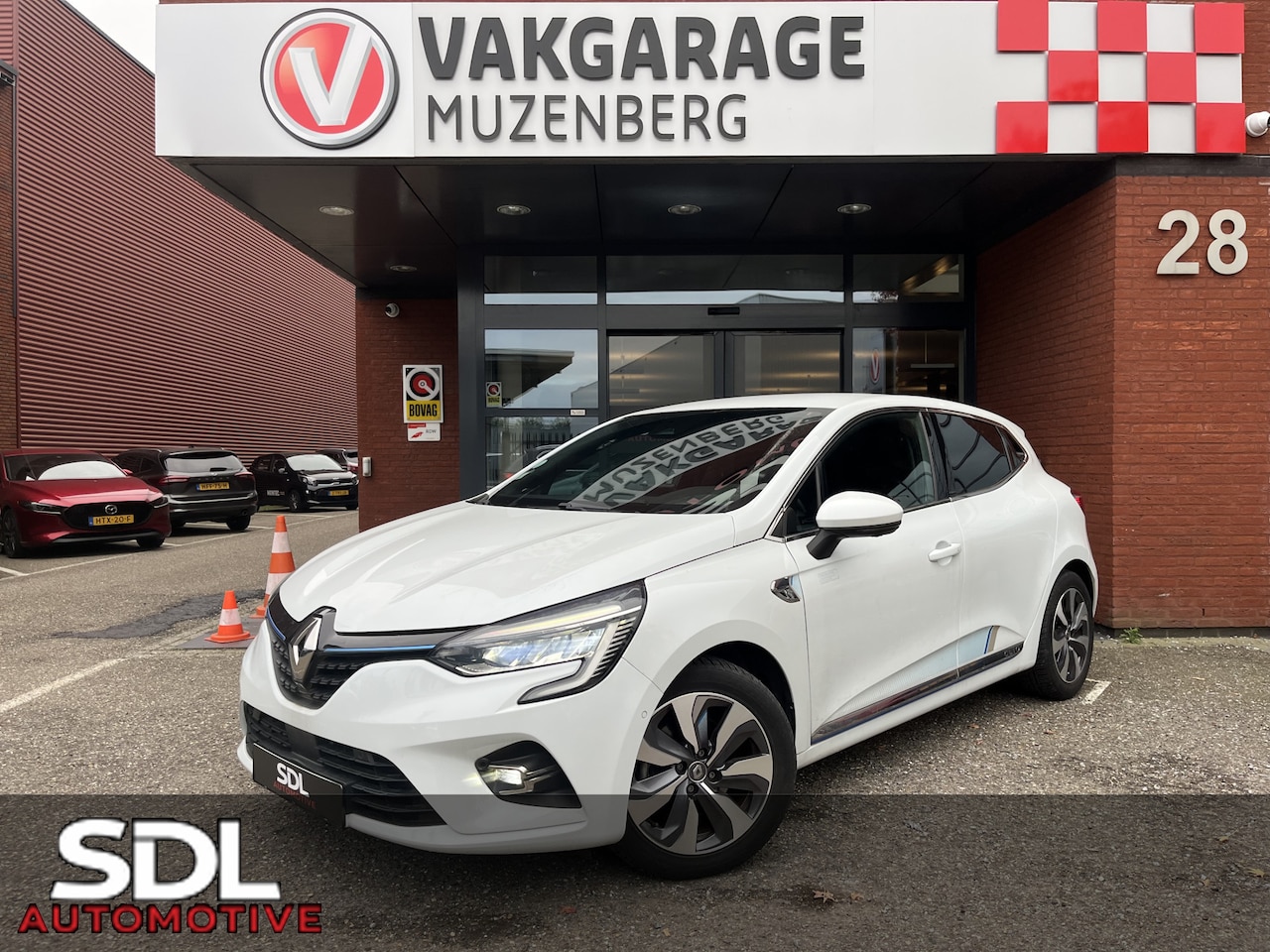 Renault Clio - 1.6 E-Tech Hybrid 140 Serie Limitee E-TECH // KEYLESS // HALF LEDER // 360 CAMERA+SENSOREN - AutoWereld.nl