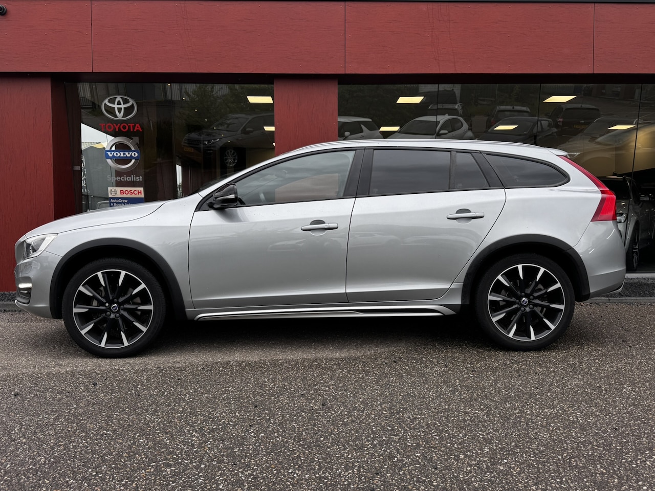 Volvo V60 Cross Country - 2.0 T5 Polar+ | 19" LMV | On-Call | Trekhaak - AutoWereld.nl