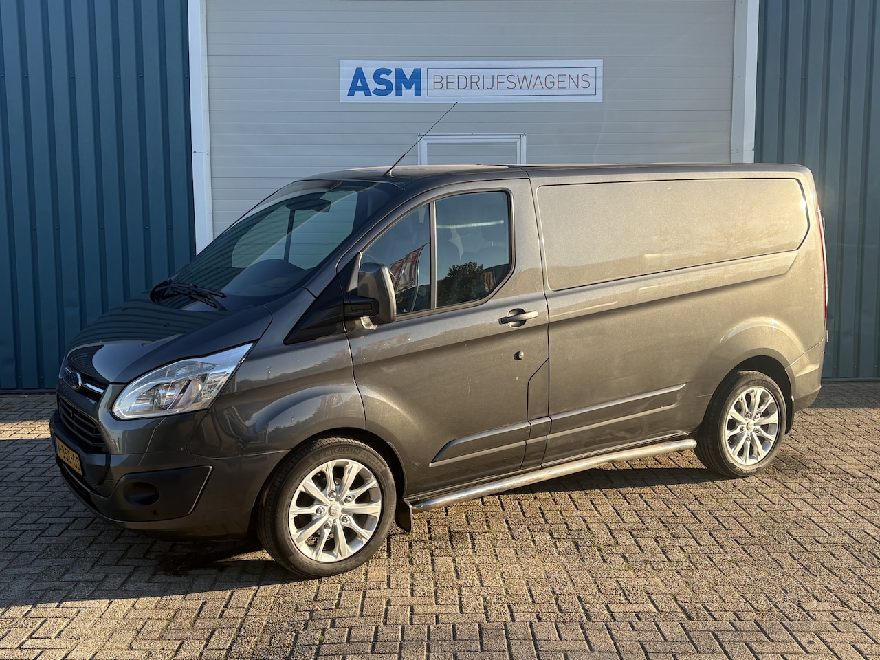 Ford Transit Custom - 310 2.0 131Pk TDCI L1H1 Limited / Cruise / Airco / Navi / Trekhaak / Apk t/m 24-09-2027 - AutoWereld.nl