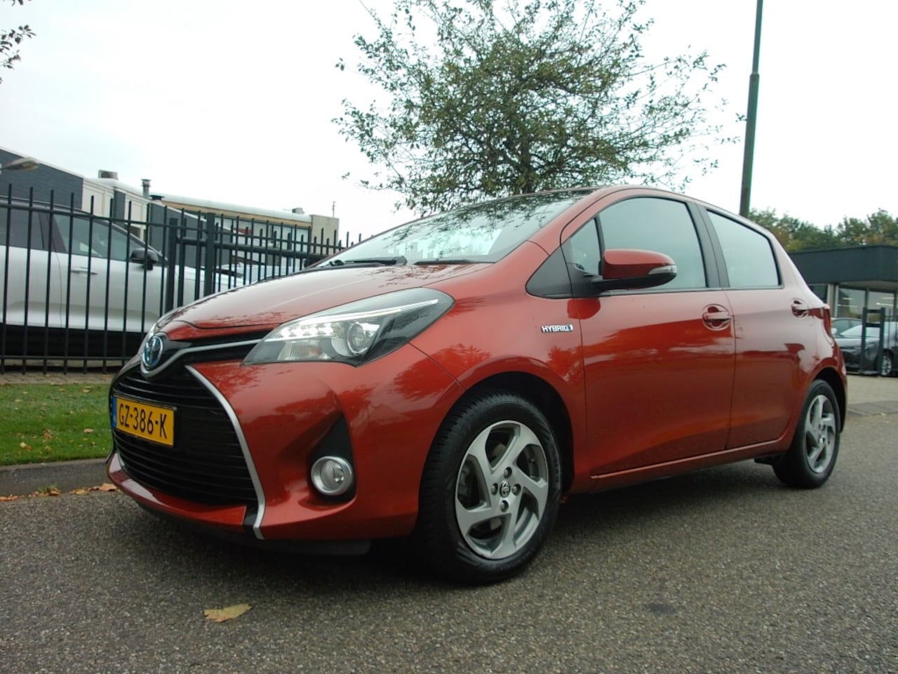 Toyota Yaris - 1.5 Full Hybrid 100pk 5D Aut Dynamic Clima Thaak Mooi - AutoWereld.nl