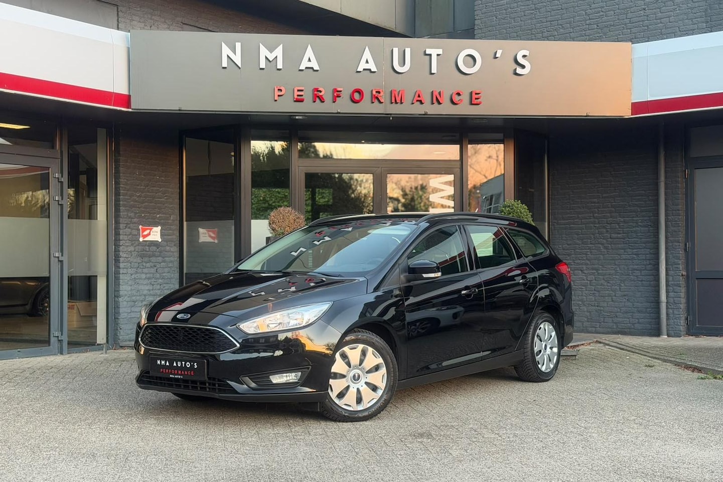 Ford Focus Wagon - 1.5 BUSINESS CRUISE, DISTR. RIEM NIEUW, 3E EIGENAAR, PARKEERSENSOOR - AutoWereld.nl