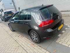 Volkswagen Golf - 1.6 TDI Connected Series 5Drs/Navigatie/Parkeersensoren