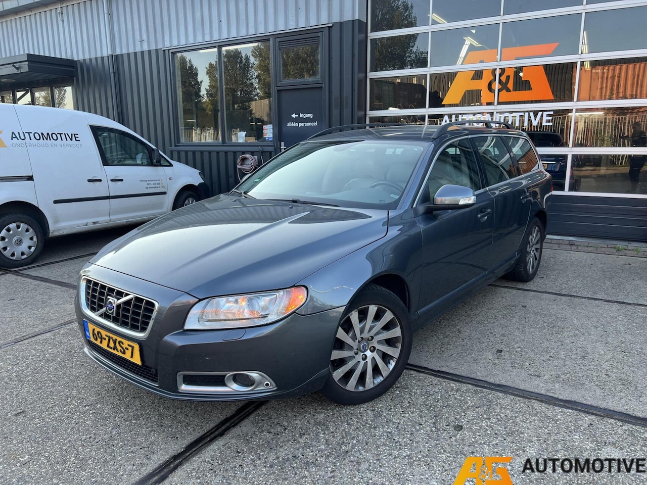 Volvo V70 - 2.4 D5 Summum 2009 Grijs | Automaat | - AutoWereld.nl