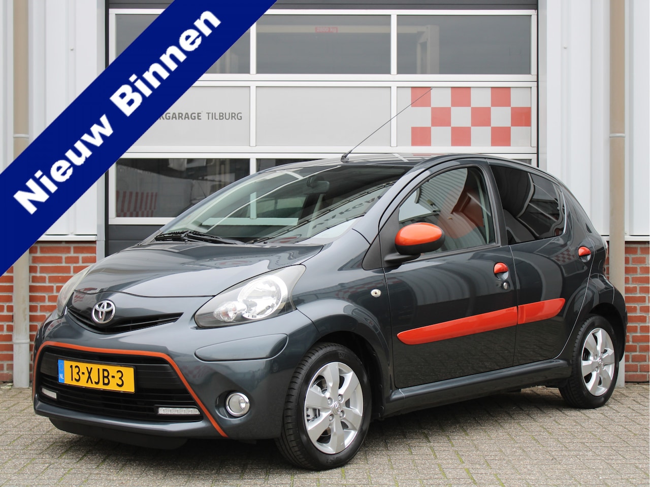 Toyota Aygo - 1.0 VVT-i Dynamic Orange /AIRCO/Bluetooth/14'LM/LED/USB+AUX/CV/Elek. ramen/ISOFIX/Donker g - AutoWereld.nl