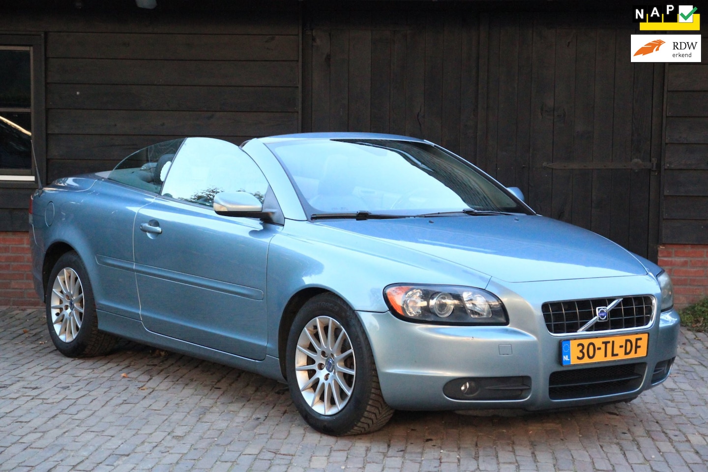Volvo C70 Convertible - 2.4i Momentum Automaat/Leer/Navigatie/170PK/5 Cilinder - AutoWereld.nl