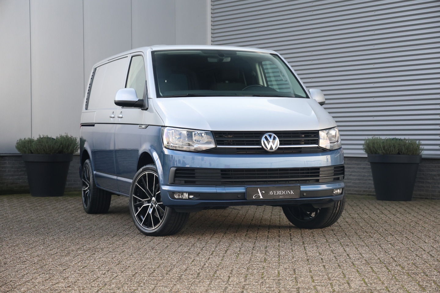 Volkswagen Transporter - 2.0 TSI L1H1 Bulli Benzine Two tone|Carplay|Stoelvw - AutoWereld.nl