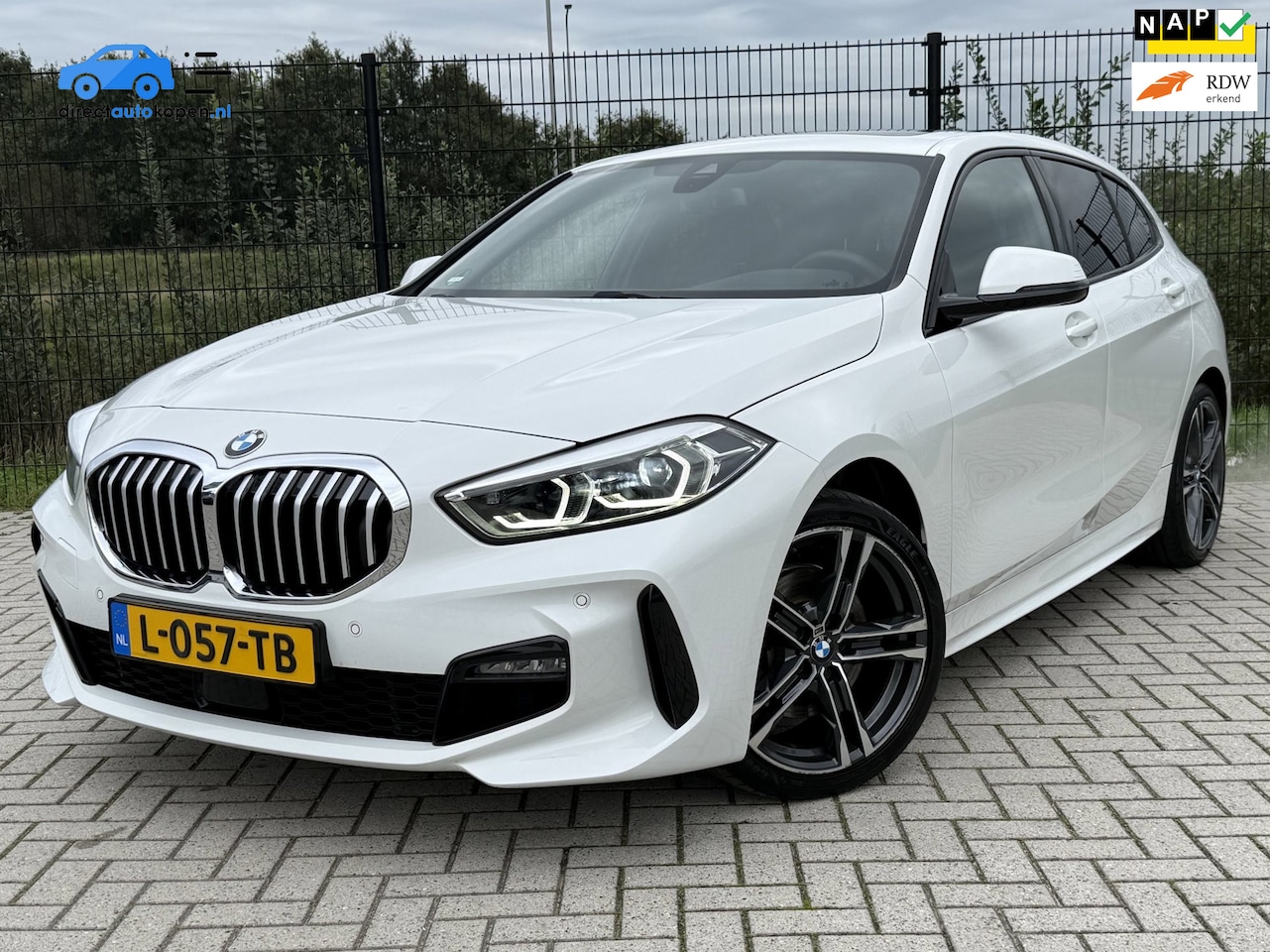 BMW 1-serie - 116i High Executive M-Sport| PANO | Sport-/Schaalstoelen| M pakket | Carplay | - AutoWereld.nl