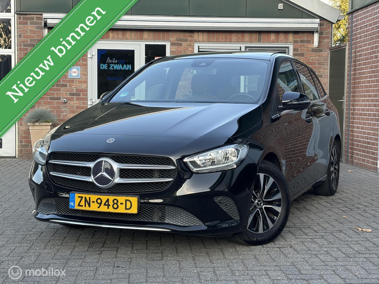 Mercedes-Benz B-klasse - 180 Business Solution Plus|Wegklapbare Trekhaak|Pano|Leer|Camera|Elect A-klep. - AutoWereld.nl