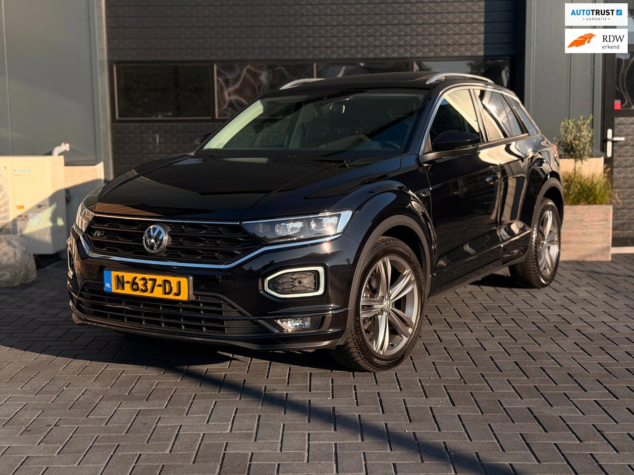 Volkswagen T-Roc - 1.5 TSI R-line | DSG | PANO | DIGIT. DASH | ACC | STOELVERW | LED | TREKH | CARPLAY - AutoWereld.nl
