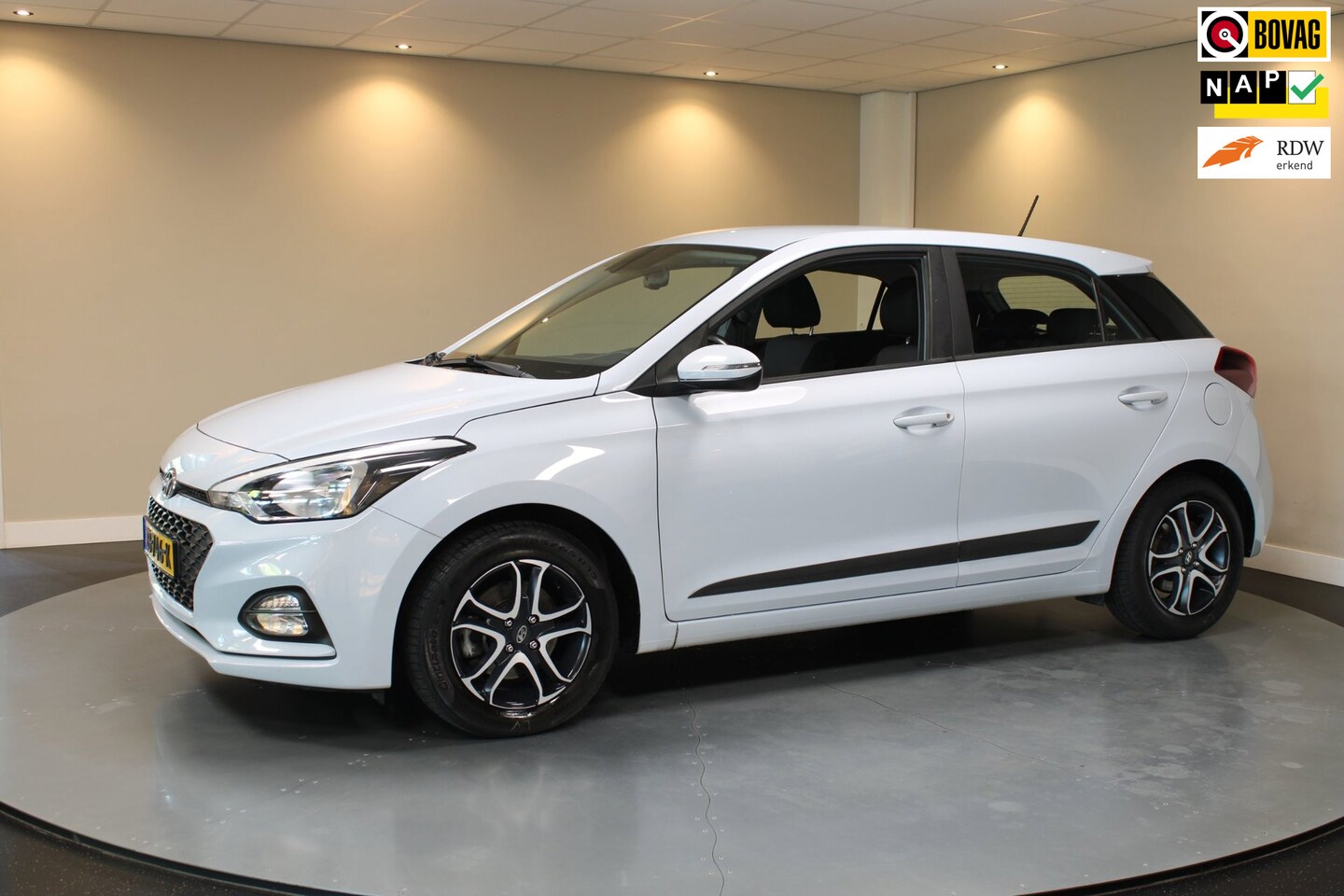 Hyundai i20 - 1.0 T-GDI Comfort *Carplay* 2de Eigenaar|Camera|Trekhaak|Navi|DAB|Climate|Cruise|Lane-Assi - AutoWereld.nl