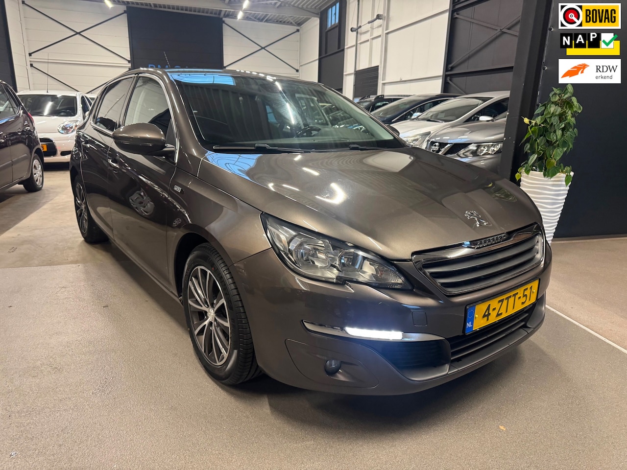 Peugeot 308 - 1.2 PureTech Style Navigatie,Led,Trkhaak - AutoWereld.nl
