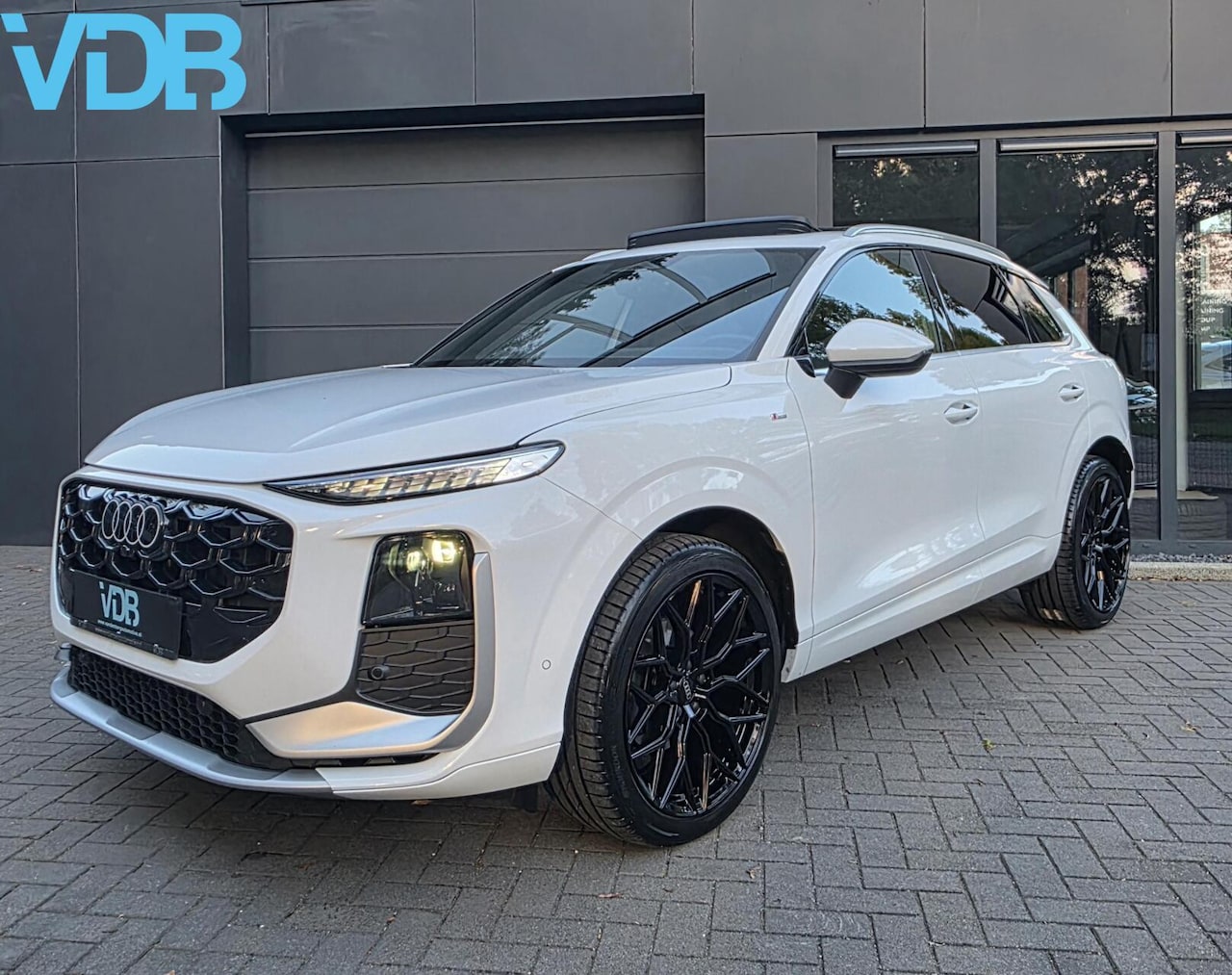 Audi Q3 - 35 TFSI S-Line PANO SFEER LEDER MATRIX BOMVOL BTW!! - AutoWereld.nl