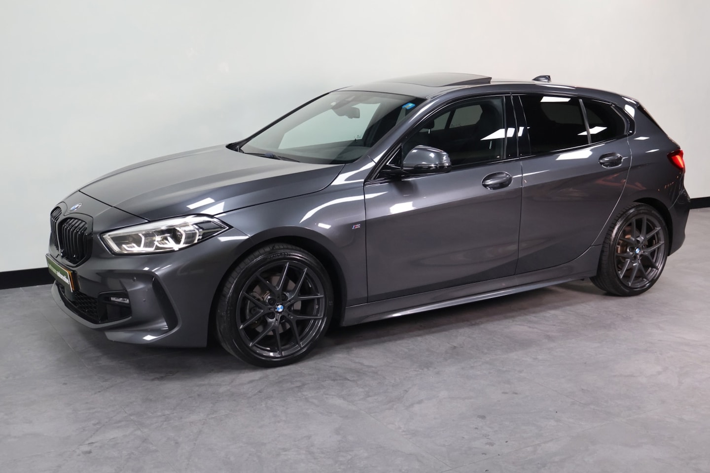 BMW 1-serie - 118i High Executive|M-SERIE|PANO|LED|STUUR VERW| - AutoWereld.nl