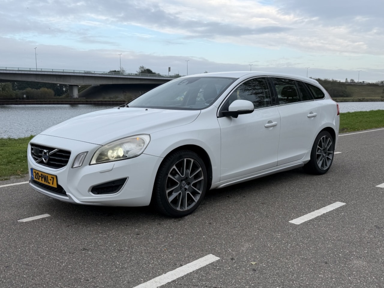 Volvo V60 - 2.0 D3 Summum 2.0 D3 Summum - AutoWereld.nl