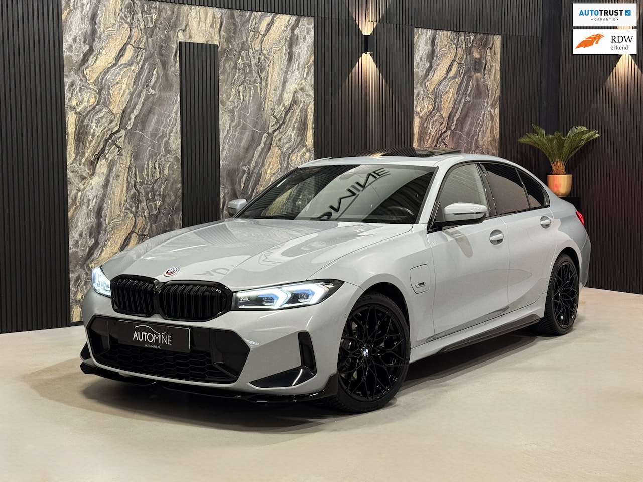 BMW 3-serie - 330e M-Performance|PANO|CURVED SCREEN|LASER|HARMAN KARDON|BOMVOL! - AutoWereld.nl