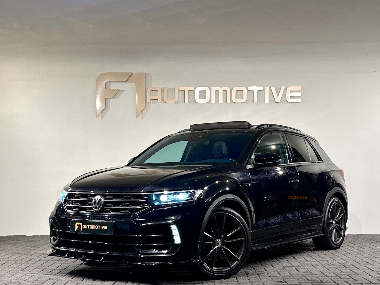 Volkswagen T-Roc - 2.0 TSI 4Motion R Pano|Akra|Beats|Volleder|Camera - AutoWereld.nl