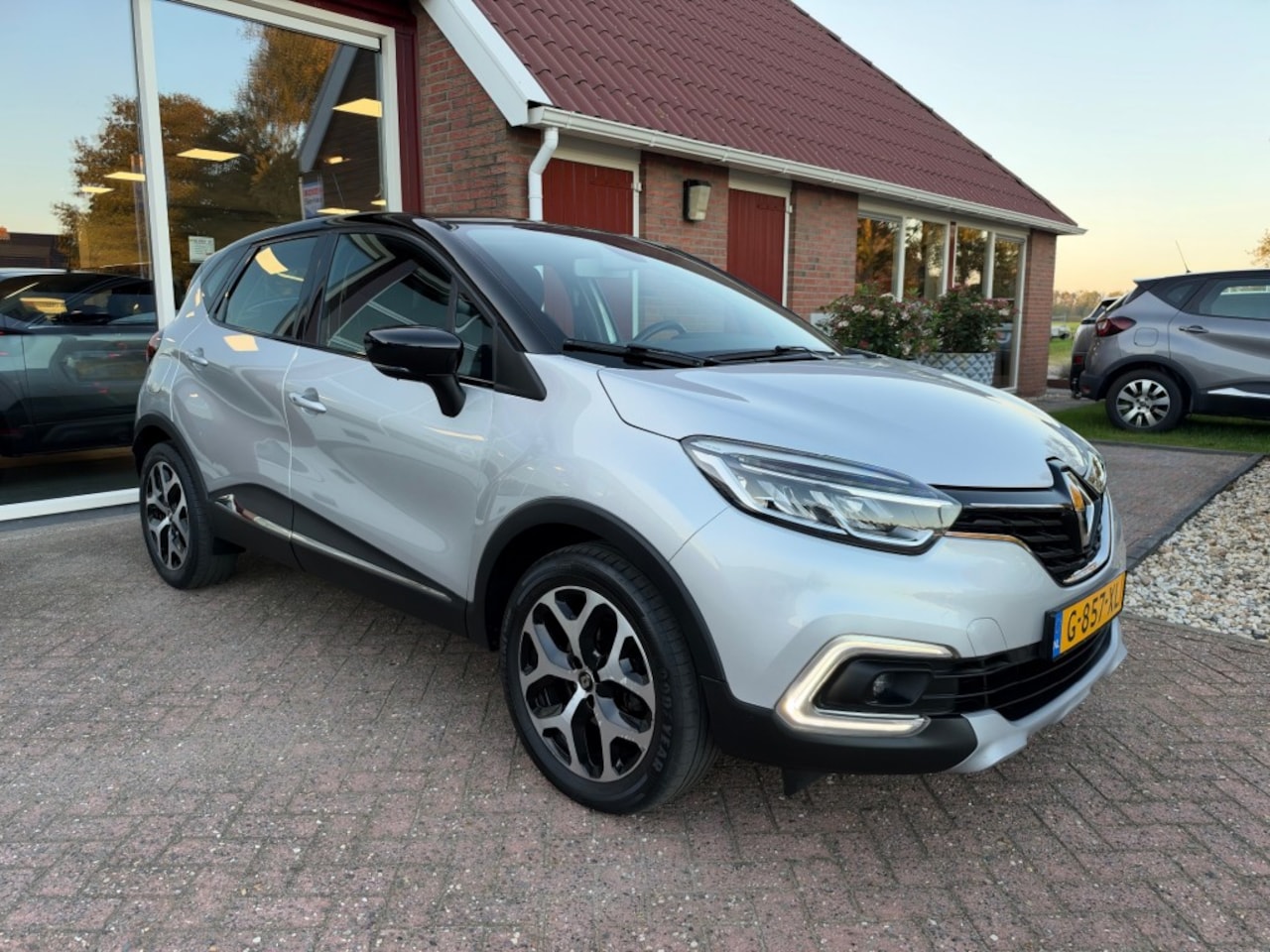 Renault Captur - 1.3 TCE INTENS 150PK Automaat/Trekhaak/Cruise Control/Navigatie/Airco - AutoWereld.nl
