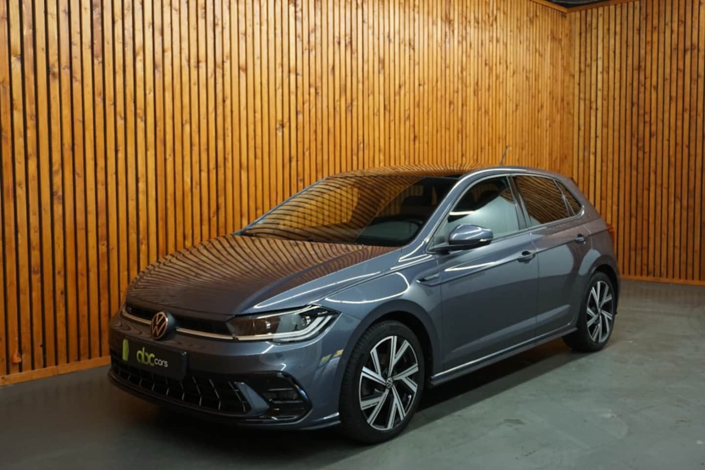 Volkswagen Polo - 1.0 TSI R-LINE Panoramadak Stoelverwarming Navigatiesysteem - AutoWereld.nl