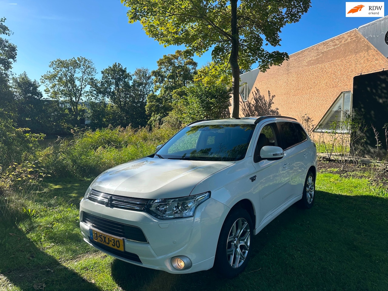 Mitsubishi Outlander - 2.0 PHEV Instyle Airco Camera Pano Vol Optie - AutoWereld.nl