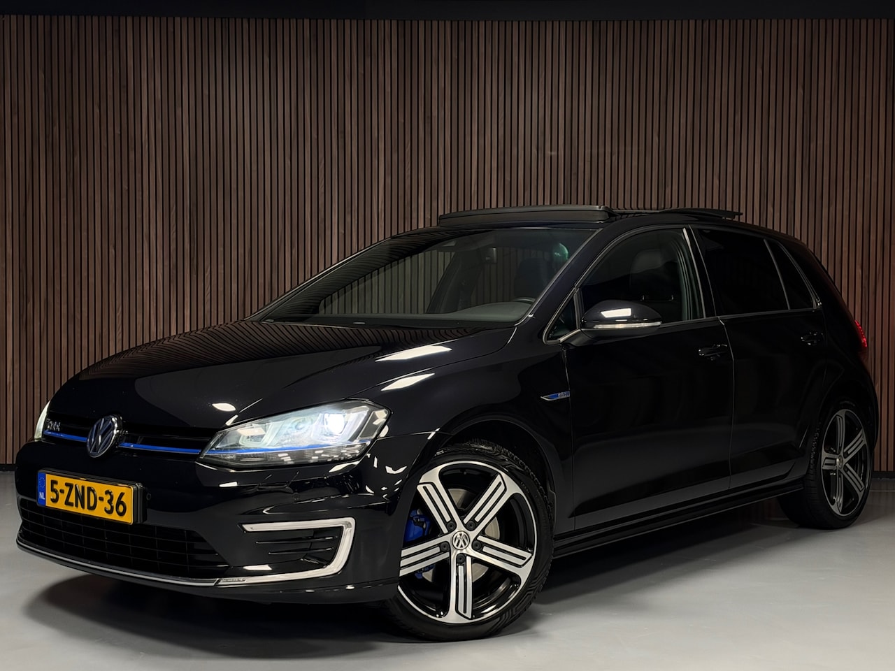 Volkswagen Golf - 1.4 TSI GTE 300PK|PANORAMADAK|APPLE CARPLAY|LEER|STOELVERWARMING|LANE ASSIST|ACHTERUITRIJC - AutoWereld.nl