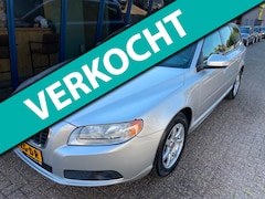 Volvo V70 - 2.5T Momentum Automaat LEER / PDC / TREKHAAK