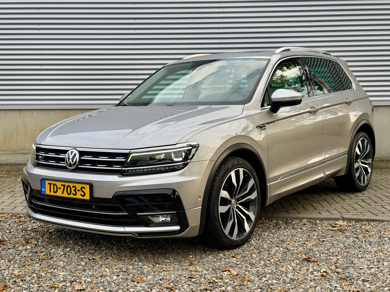 Volkswagen Tiguan - R-Line 1.4 TSI 4Motion Highline automaat [ Pano, Adpt cruise,leer,1e eig, dealer oh ] - AutoWereld.nl