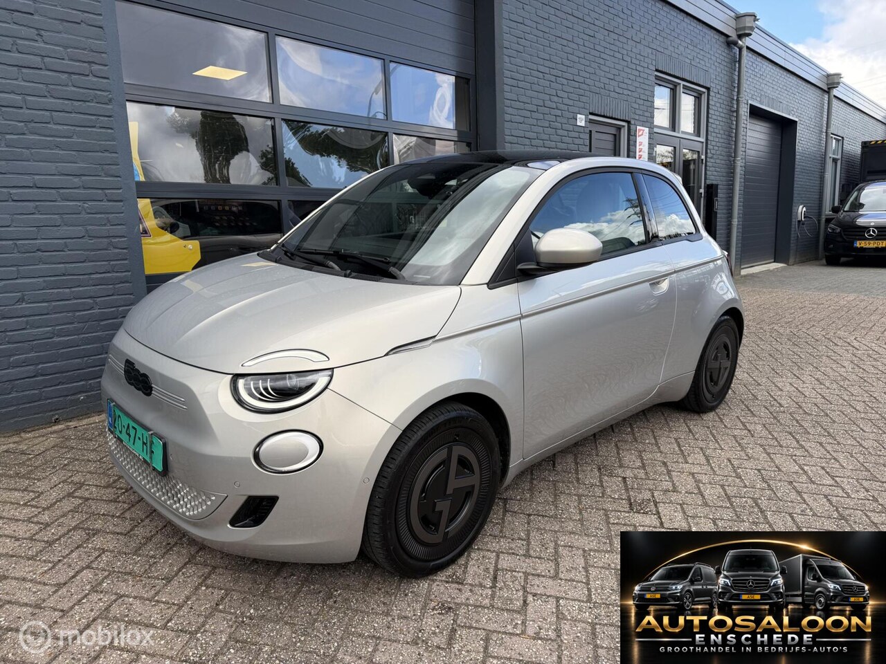 Fiat 500e - Giorgio Armani 42 kWh 118 PK Airco Navi Pano Leder - AutoWereld.nl