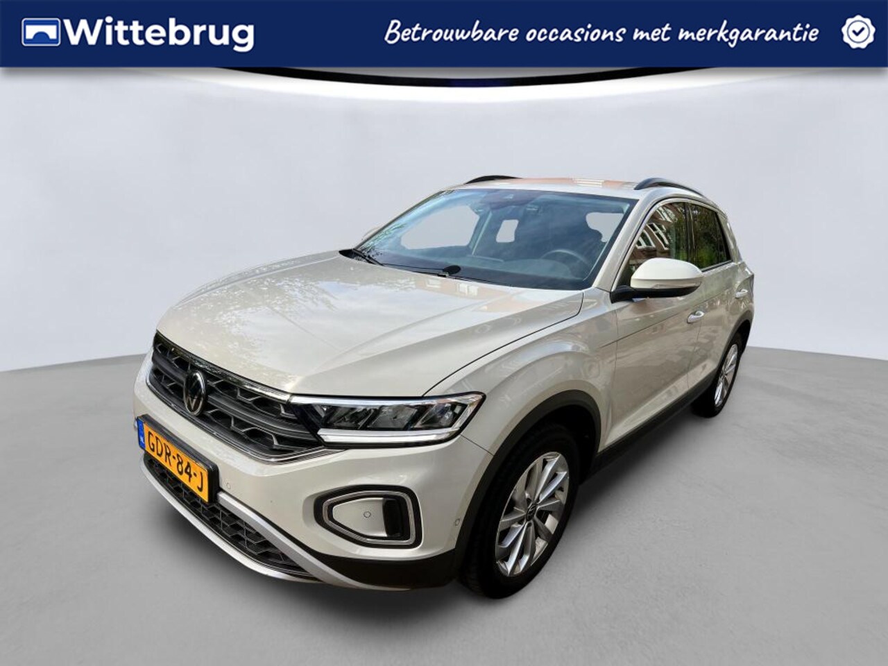 Volkswagen T-Roc - 1.0 TSI 115pk Life Edition / Navigatie by APP / Camera / LM 17 inch / Climate control / LE - AutoWereld.nl