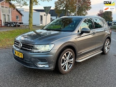 Volkswagen Tiguan - 1.4 TSI ACT Connected Series | Trekhaak | Sidebars