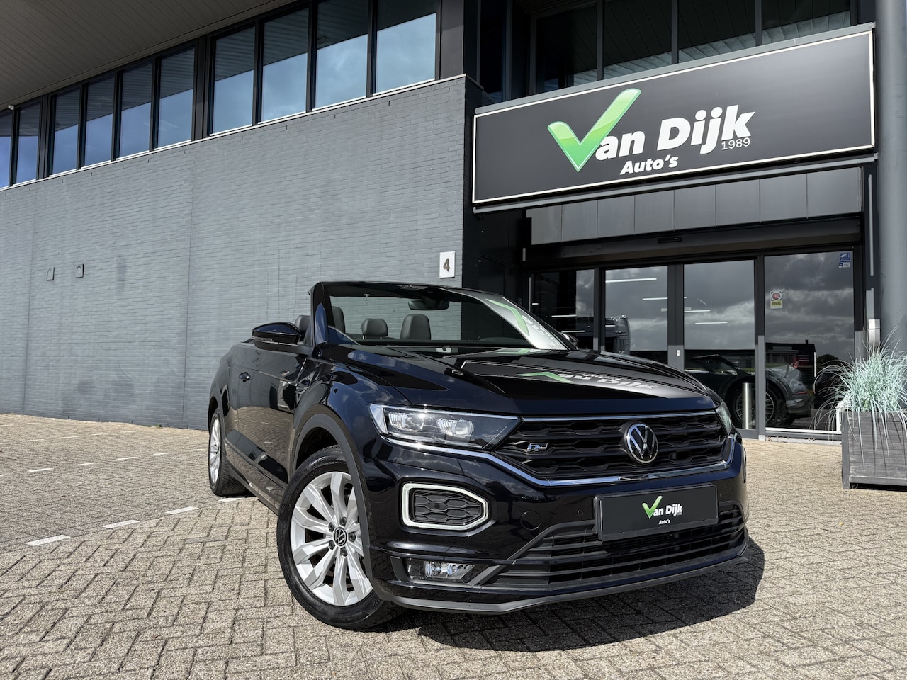 Volkswagen T-Roc Cabrio - 1.5 TSI R-Line Navi Camera Virt.Cockpit Stuur/Stoelverw. - AutoWereld.nl