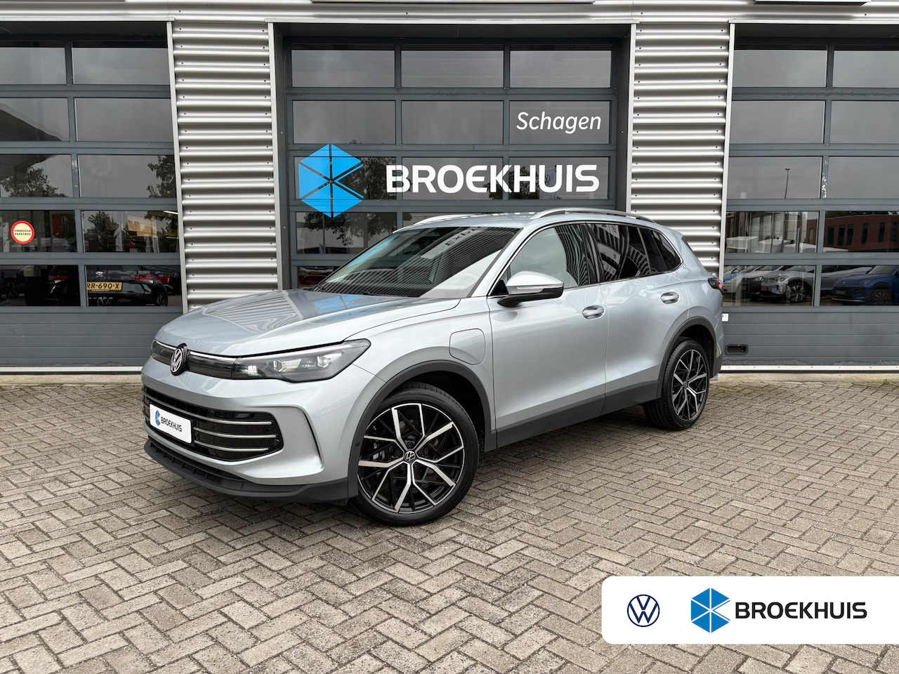 Volkswagen Tiguan - 1.5 TSI eHybrid 204 pk Elegance | SOH 100% | Wegklapbare Trekhaak | Achteruitrijcamera | C - AutoWereld.nl