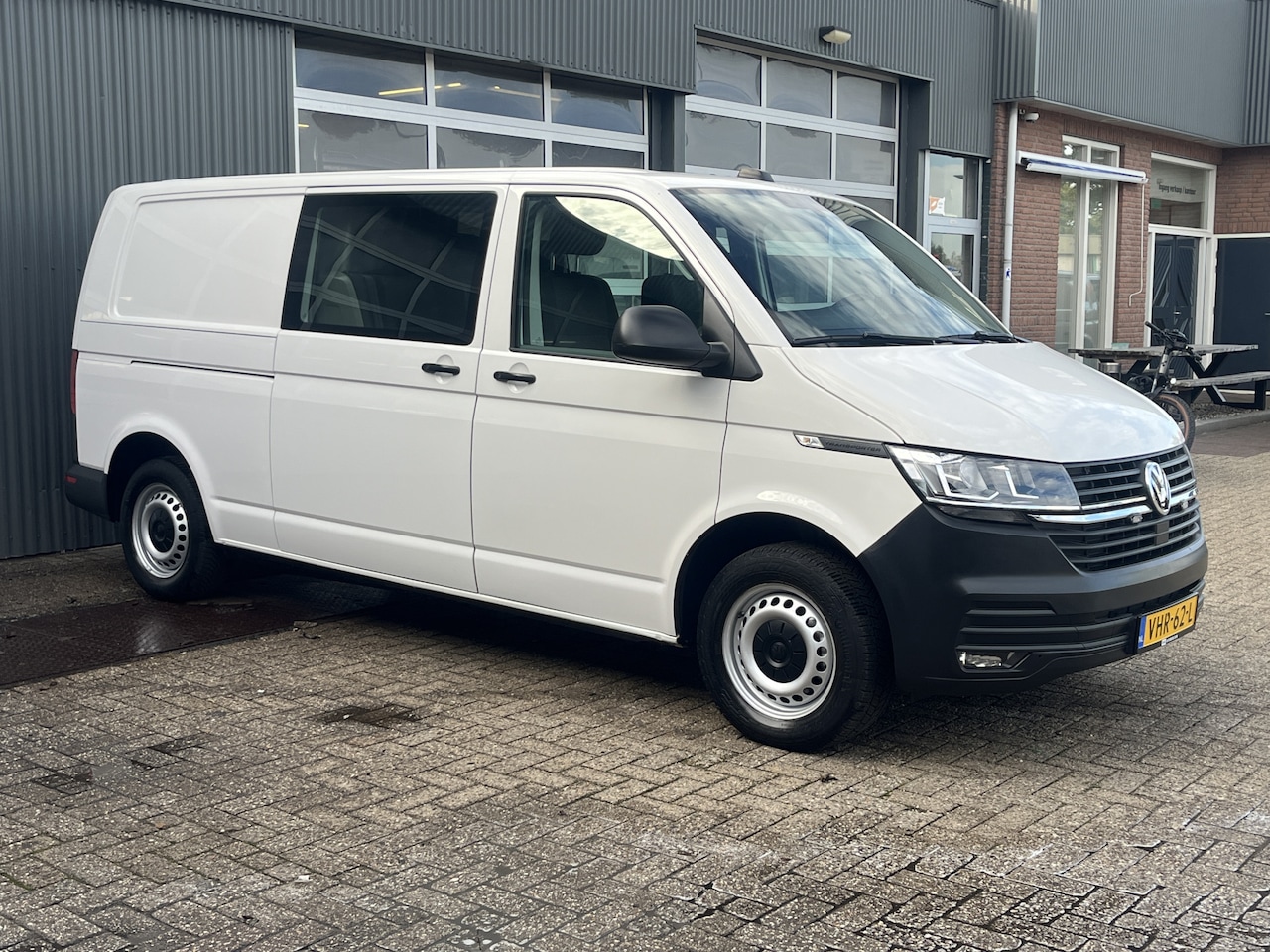 Volkswagen Transporter - 2.0 TDI L2H1 30 DC 150pk Automaat Airco Cruise controle Apple carplay Navigatiesysteem Tel - AutoWereld.nl