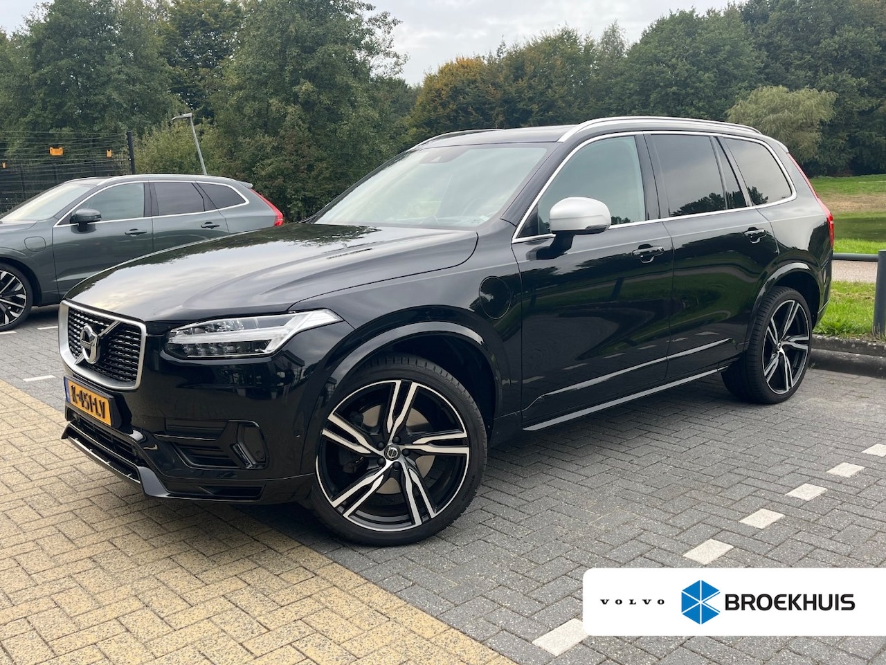 Volvo XC90 - 2.0 T8 Twin Engine AWD R-Design l Luchtvering l B & O Sound l Pano Dak l 22" l Elekt. Trek - AutoWereld.nl