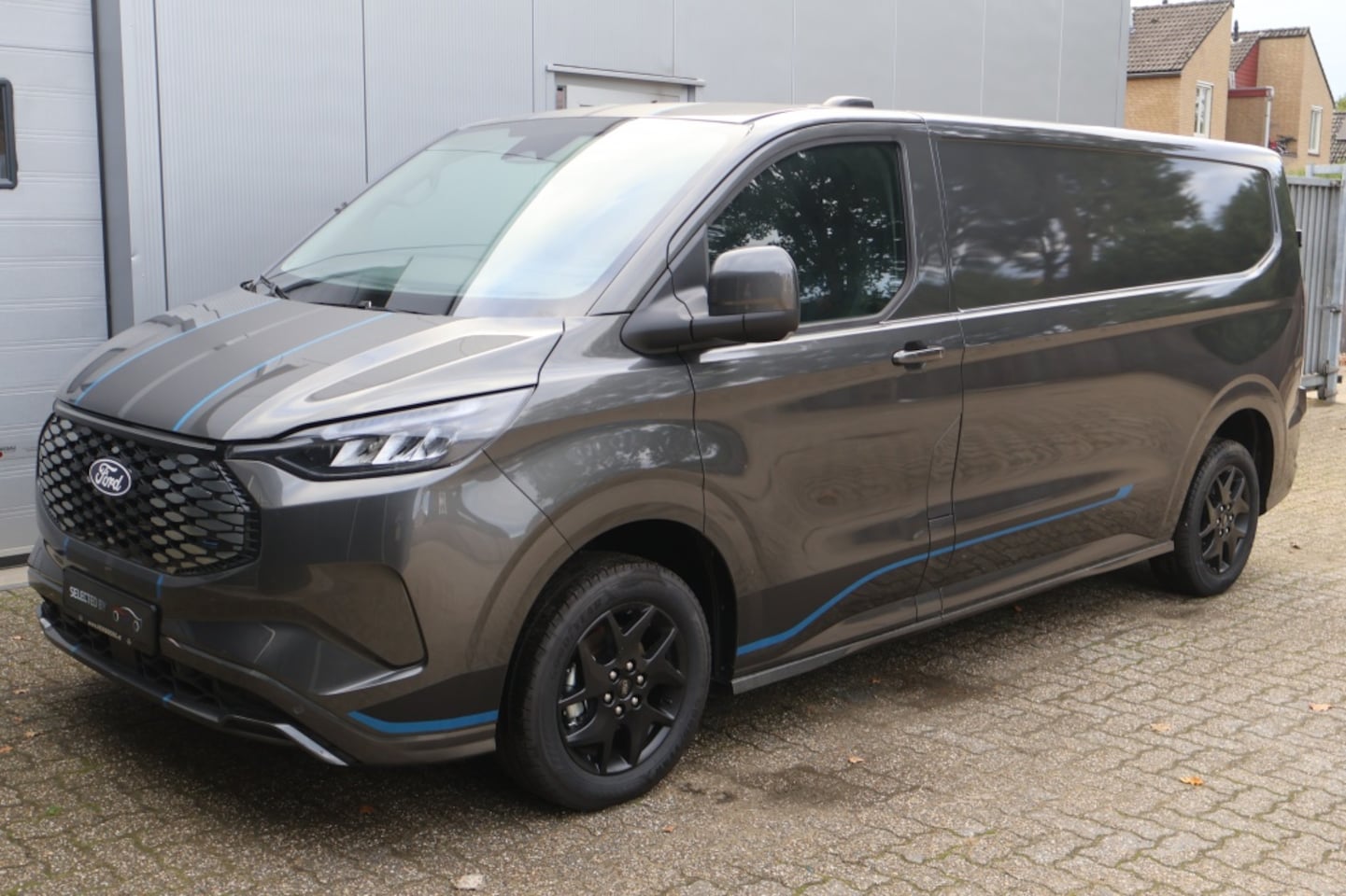 Ford Transit Custom - E-Transit 340 L2H1 Sport 71kWh | 286pk | 4WD - AutoWereld.nl