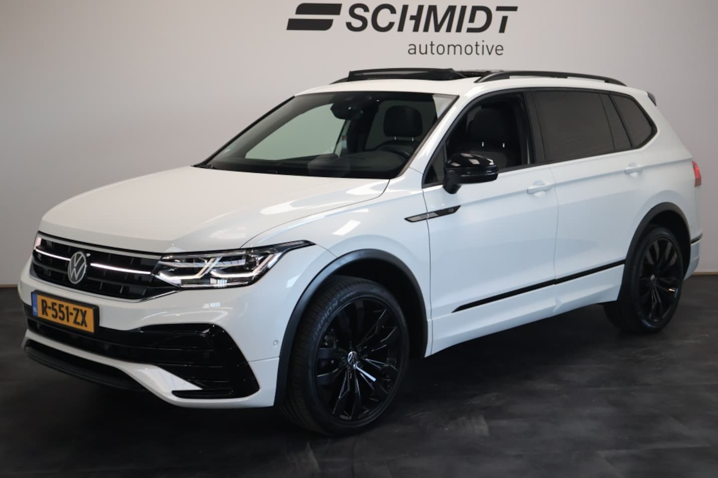 Volkswagen Tiguan Allspace - 1.5 TSI R-Line 7p. DSG | Panoramadak | Trekhaak | H&K | Matrix - AutoWereld.nl