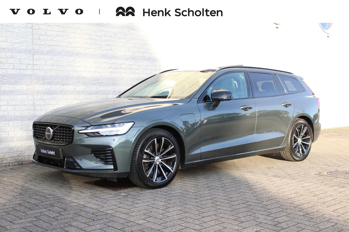 Volvo V60 - T8 Plug-in hybrid AWD Ultra Dark | Panoramadak | Trekhaak | Premium audio by Harman Kardon - AutoWereld.nl
